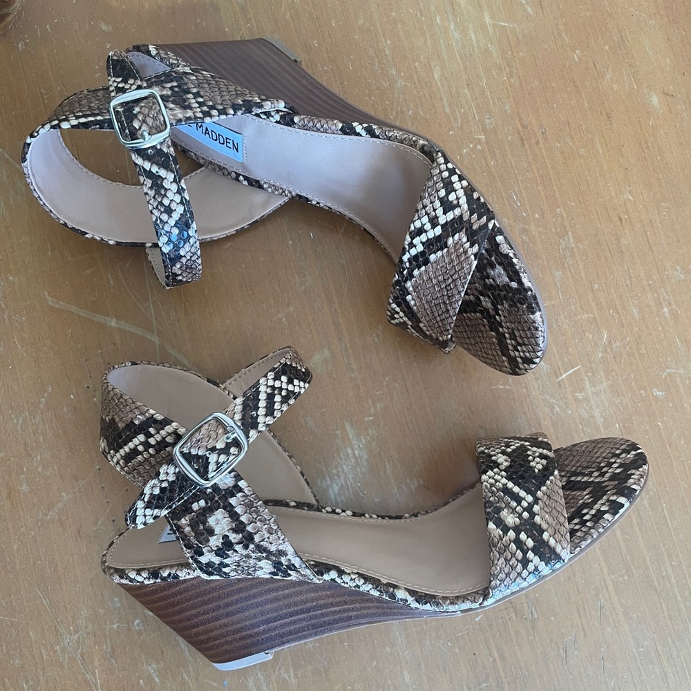 New Steve Madden Graze Wedge Sandal - Tan Snake - Picture 4 of 6